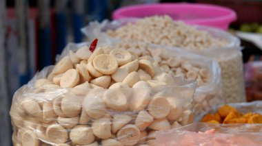 Bori veya güneşte kurutulmuş mercimek köftesi sokaklarda satılıyor. Bori popüler bir Bengali mutfağıdır..