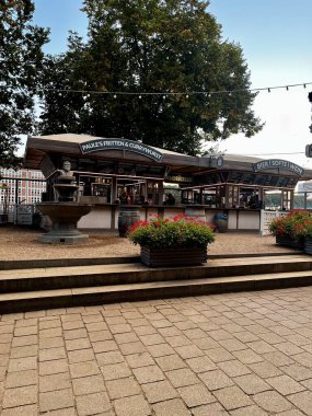 Bremen, Almanya - Ekim 2024 - Bremen 'in merkezinde editör manzaralı bira çadırı.