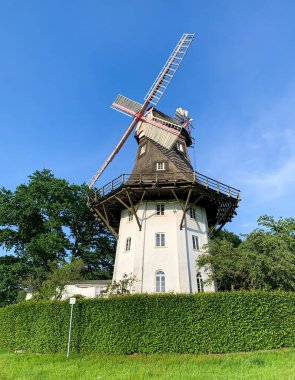 Almanya-Bremen, 06.10.2021, Bremen şehrindeki eski yel değirmeni manzaralı. Yüksek kalite fotoğraf