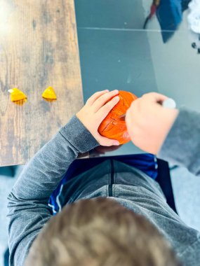 Cadılar Bayramı için balkabağı oyan çocuk. Yüksek kalite fotoğraf