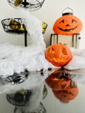 Mumlarla, avizeyle, Jack-o-Lantern 'le nefis bir masa düzenlemesi. Yüksek kalite fotoğraf