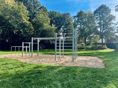 Sokakta spor aletleri olan bedava spor salonu. Spor sahası..