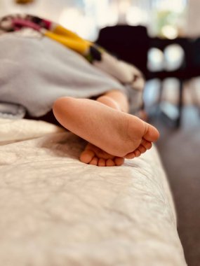 Çocuğun çıplak ayağına yakın çekim küçük parmaklarından yumuşak tenine kadar her detayı kaydeder. Sağlık, hijyen, ebeveynlik içeriği, çocuk cilt bakımı veya ayak hastalıkları ürünleri için reklamlar için ideal. 