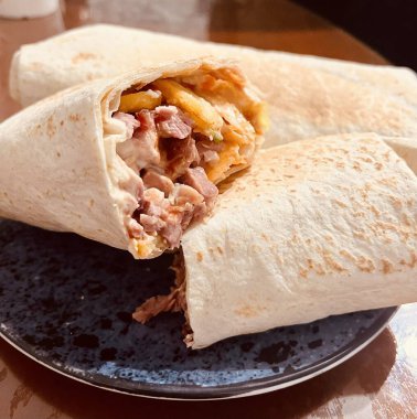Burrito tabağa ikiye bölündü. Yüksek kalite fotoğraf