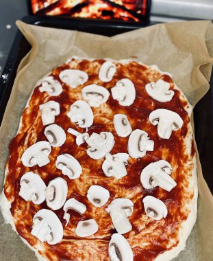 Bir dilim sıcak pizza büyük peynirli öğle yemeği ya da akşam kabuklu deniz ürünleri sosu.. 