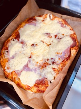 Bir dilim sıcak pizza büyük peynirli öğle yemeği ya da akşam kabuklu deniz ürünleri sosu.. 