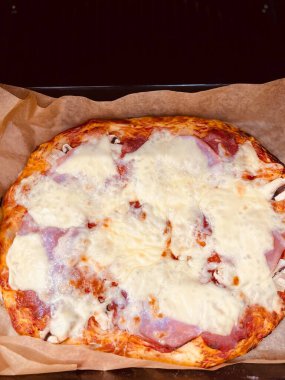 Bir dilim sıcak pizza büyük peynirli öğle yemeği ya da akşam kabuklu deniz ürünleri sosu.. 