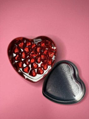 Pembe arka planda Sevgililer Günü için hediye kutusu. 