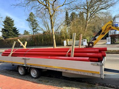 Kırmızı çelik boru, heykel, arka plan. Almanya, Bremen. 04.02.2025..