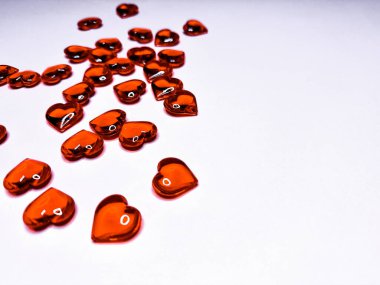 Sevgililer günü için pırıl pırıl kalpleri olan pembe bir arkaplan. Bir kartpostal için güzel bir ambalaj kağıdı ya da arka plan. Metin için yer, web sitesi için pankart