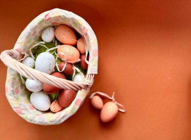 Yuvadaki Paskalya yumurtaları renkli ahşap arka planda. Yüksek kalite fotoğraf