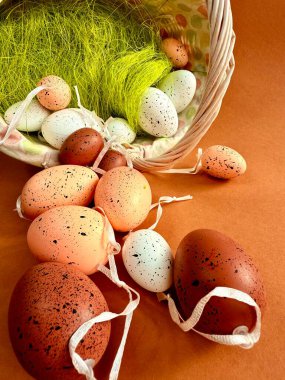 Yuvadaki Paskalya yumurtaları renkli ahşap arka planda. Yüksek kalite fotoğraf