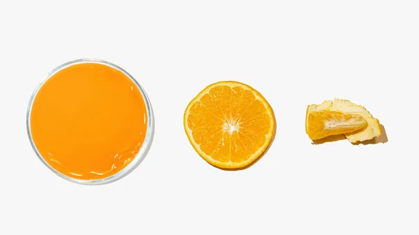 stock image Petri dishes with orange research. Cut orange, research in the laboratory. Bioengineering, laboratory.