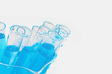 Beyaz zemin üzerinde şeffaf cam test tüpleri, mavi sıvı, kimyasal element, katalizör, laboratuvar, tıbbi ekipman, cam, kimya, biyokimya, kimya laboratuvarı, tıp için şablon,