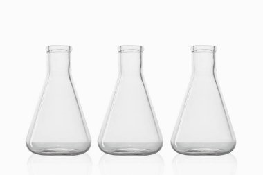 Laboratuvar mataraları, cam kavanozlar, laboratuvar, beyaz arka plan.