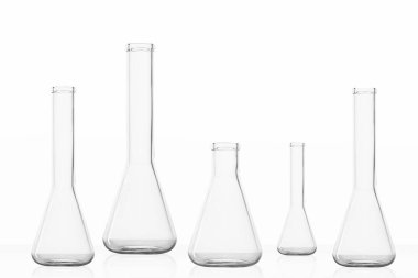 Beyaz arkaplan üzerinde laboratuvar ekipmanı