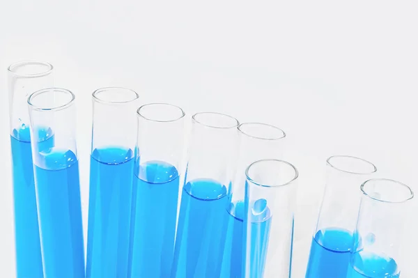 Przezroczyste Szklane Probówki Białym Tle Niebieska Ciecz Pierwiastek Chemiczny Katalizator — Zdjęcie stockowe
