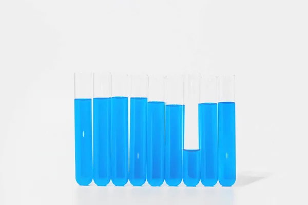 白色の背景に透明ガラス試験管 青色液体 化学元素 研究室 医療機器 ガラス 生化学 化学実験室 テンプレート 医学のための — ストック写真