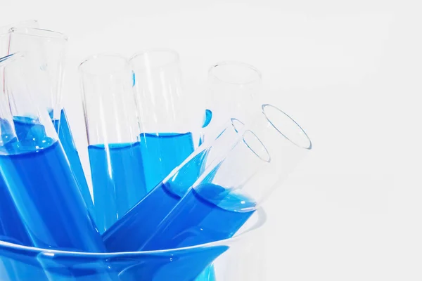 Átlátszó Üveg Kémcsövek Fehér Alapon Kék Folyadék Kémiai Elem Katalizátor — Stock Fotó