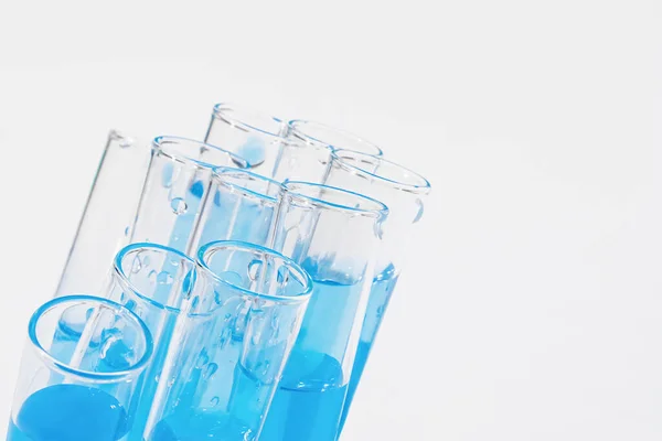 白底透明玻璃管 蓝色液体 化学元素 催化剂 实验室 医疗设备 生物化学 化学实验室 医药用 — 图库照片