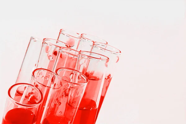 Kolby Laboratoryjne Krew Czerwony Płyn Testy Wirusy Brudna Krew Szklane — Zdjęcie stockowe
