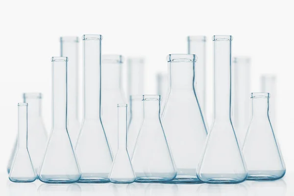 Kolby Laboratoryjne Szklane Słoiki Laboratorium Białe Tło — Zdjęcie stockowe