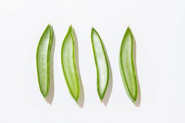Beyaz arkaplanda izole edilmiş taze dilimlenmiş aloe vera.