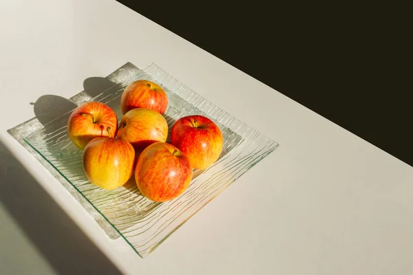 Set Apples Transparent Dish Apples Yellow Red Hard Light — Stock Photo, Image