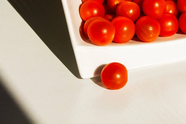 樱桃西红柿 白盘里的樱桃西红柿 明亮的光线和阴影 — 图库照片