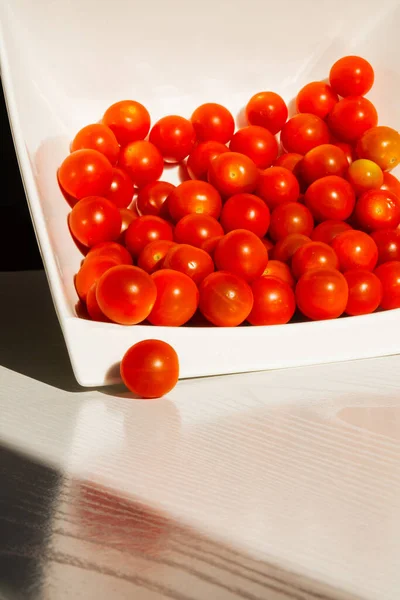 樱桃西红柿 白盘里的樱桃西红柿 明亮的光线和阴影 — 图库照片
