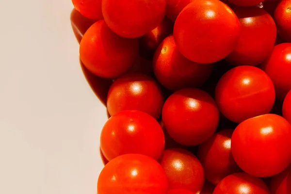 樱桃西红柿 樱桃番茄特写 明亮的光线和阴影 — 图库照片