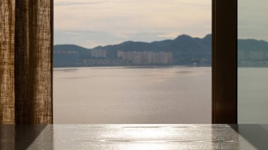 Pencereden göle, nehre, denize, dağlara bak. Sabah, sis, gün batımı, gün doğumu. Boş. Yazı için uygun bir yer. Pencereden pano ve görünüm.