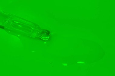 Yeşil zemin, serum, serum, serum, jel, vitamin, su ve yağ damlatan sıvı, yağ içeren kozmetik pipet. Doğal Kozmetik