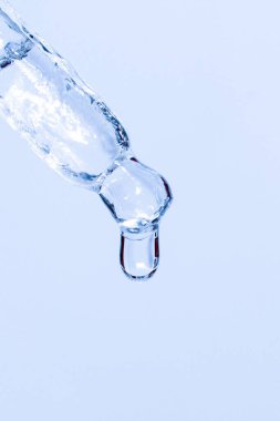 Mavi zemin, serum, serum, jöle, vitamin, su ve yağ içeren kozmetik pipeti. Temiz, taze, nemlendirici.