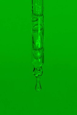 Yeşil zemin, serum, serum, serum, jel, vitamin, su ve yağ damlatan sıvı, yağ içeren kozmetik pipet. Doğal Kozmetik