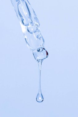 Mavi zemin, serum, serum, jöle, vitamin, su ve yağ içeren kozmetik pipeti. Temiz, taze, nemlendirici.