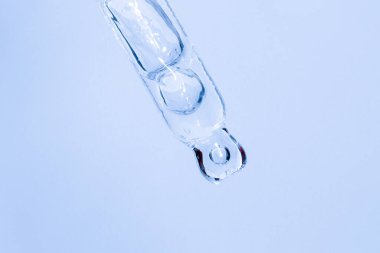 Mavi zemin, serum, serum, jöle, vitamin, su ve yağ içeren kozmetik pipeti. Temiz, taze, nemlendirici.