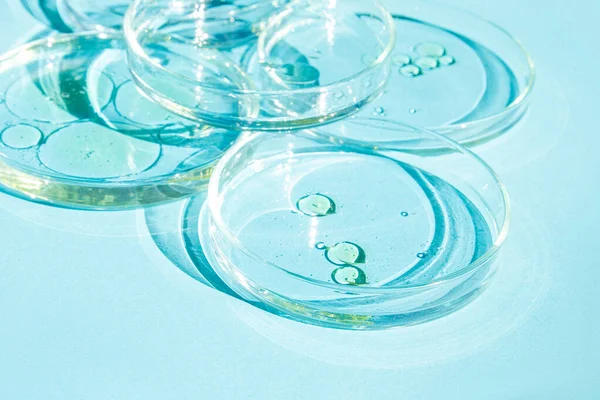 ペトリ皿 液体とペトリカップ セットだ 化学元素 化粧品 ウイルス 接近中だ 青い背景で — ストック写真