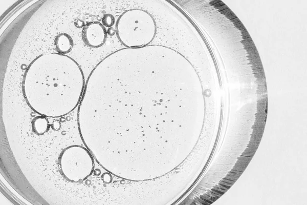 ペトリ皿 ペトリのコップに液体が入ってる 化学元素 化粧品 ウイルス 接近中だ 白地に — ストック写真
