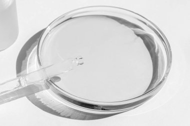 Petri kabı. Temiz sıvıyla. Çözümle. Kozmetik pipeti. Komedi şişesi. Beyaz bir arkaplanda.
