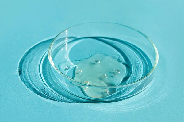 Πιάτο Petri Διάφανο Τζελ Πιπέτα Ψεύδεται Διανομέας Καλλυντικών Μπλε Φόντο — Φωτογραφία Αρχείου
