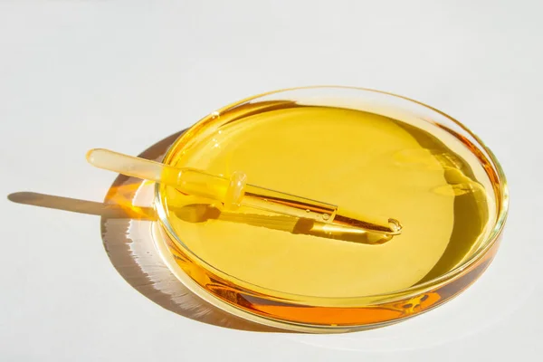 Petrischaaltjes Met Gele Vloeistof Met Oplossing Medische Pipet Een Witte — Stockfoto
