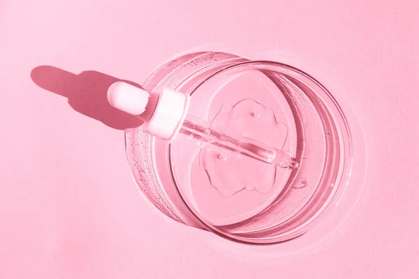 Petrischaaltje Met Transparante Gel Pipet Ligt Cosmetische Dispenser Een Roze — Stockfoto