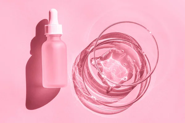Płytka Petriego Przezroczystym Żelem Butelka Kosmetykami Pipetą Różowym Tle — Zdjęcie stockowe