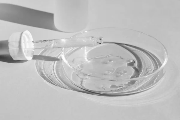 Prato Petri Com Gel Transparente Com Uma Pipeta Garrafa Cosméticos — Fotografia de Stock