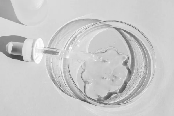 Prato Petri Com Gel Transparente Com Uma Pipeta Garrafa Cosméticos — Fotografia de Stock