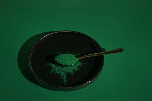 Espirulina Fresca Polvo Algas Sobre Una Cuchara Sobre Fondo Negro — Foto de Stock