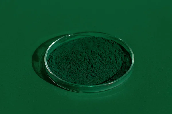 Espirulina Fresca Polvo Algas Sobre Fondo Verde Una Placa Petri — Foto de Stock