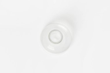 Işık arka planında boş koni laboratuvar şişesi. Yukarıdan görüntüle.