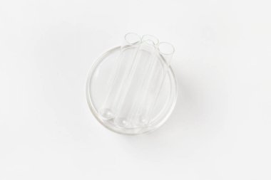 Boş bir kristalizasyon şişesi ve arka planda boş mataralar. Yukarıdan görüntüle.